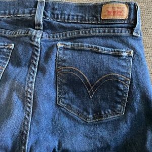 Levi’s Curvy Cut 528 Medium Wash Jeans, size 9M